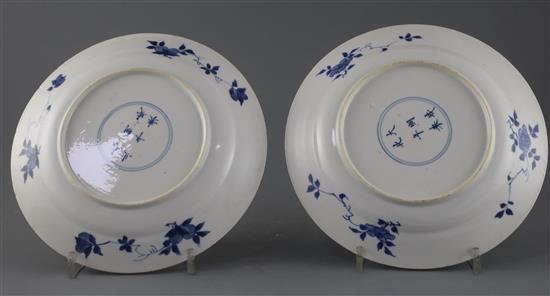 A pair of Chinese blue and white ladies plates, Kangxi period, Diam.21cm